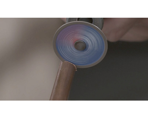 Rotationsverktyg skär ett kopparrör.