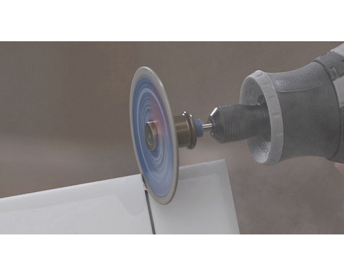 Ett multifunktionsverktyg med kapskiva skär ett arbetsstycke.