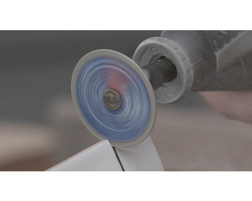 Rotationsverktyg med kapskiva skär en platta