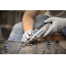 Dremel 4250 multifunktionsverktyg som används på ett metallgaller
