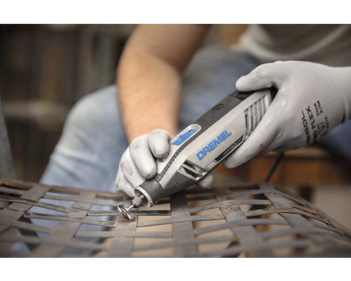 Dremel 4250 multifunktionsverktyg som används på ett metallgaller