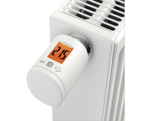 Digital radiatortermostat monterad på radiator