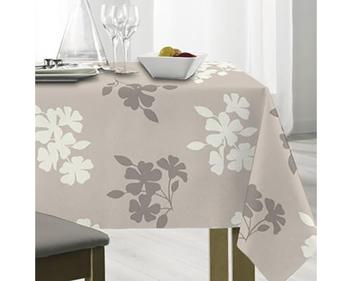 Bord med beige duk och blommönster