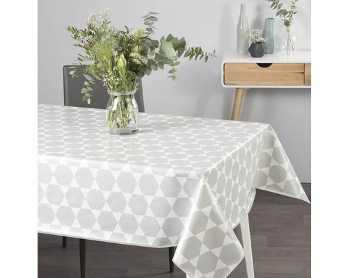 Bord med vaxduksduk med geometriskt mönster i matsalen