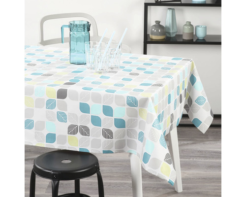 Dukat bord med duk med bladmönster, kanna och glas