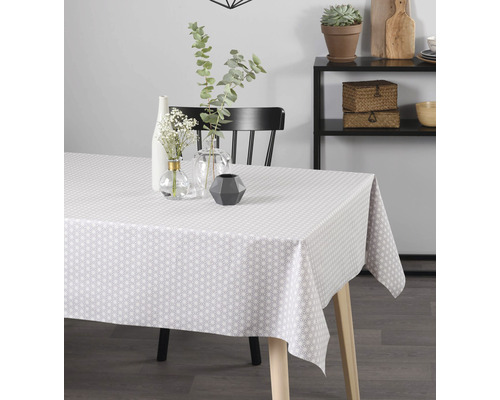 Dukat bord med mönstrad duk och dekoration