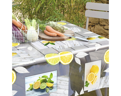 Bordsduk med citronmönster på ett trädgårdsbord med grönsaker