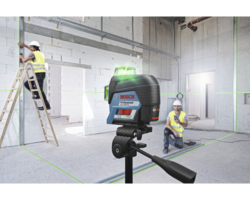 Byggarbetsplats med roterande laser, arbetare på stege och Bosch-logotyp