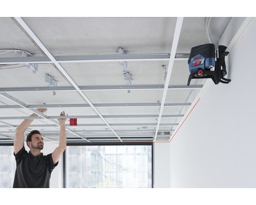 Man monterar takkonstruktion med krysslinjelaser för inriktning