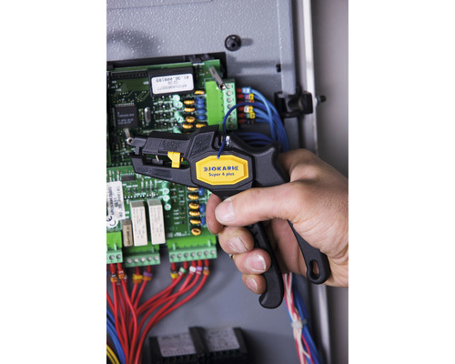 Användning av en Jokari Super 4 plus avisoleringsverktyg på en elektronisk kopplingsplint