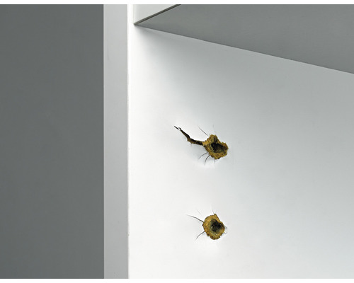 Två borrhål i en vägg