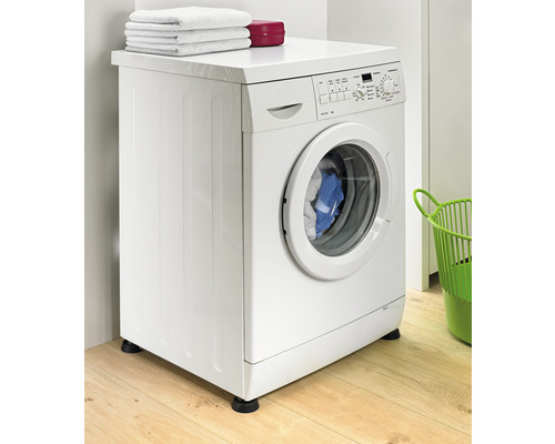 Vit tvättmaskin med tvätt i badrummet