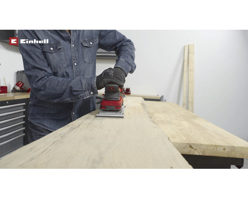 En person slipar trä med en slipmaskin från Einhell.
