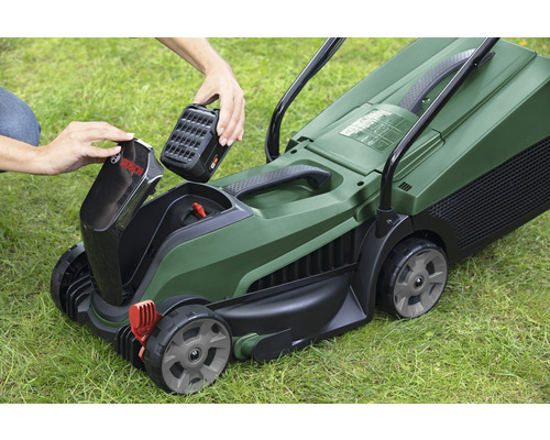 Sladdlös gräsklippare med isatt batteri