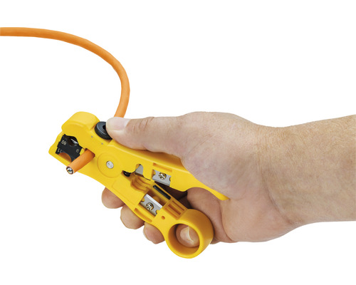 Hand som hanterar en kabelavisolerare med kabel