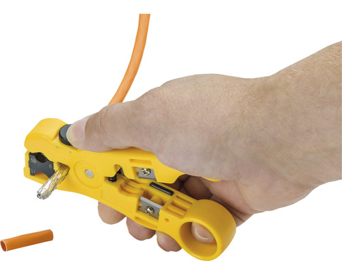 En hand håller en gul kabelstrippare som strippar en kabel.