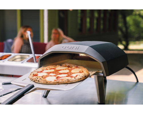 Ooni pizzaugn med pizza på en pizzaspade