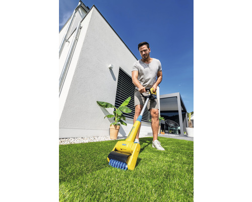 Man använder en fogborste i trädgården