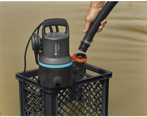 Gardena smutsiga vattenpump 9000 Dirty med slanganslutning i en plastbehållare