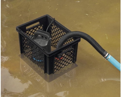 Sänkbar pump i en plastbehållare i vatten