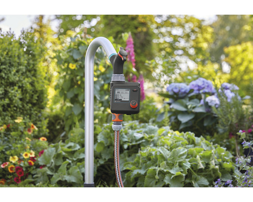 Bevattningsstyrning med monterad vattenkran i trädgården