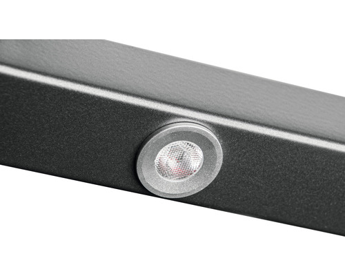 Detaljvy av en infälld lampa i en möbel