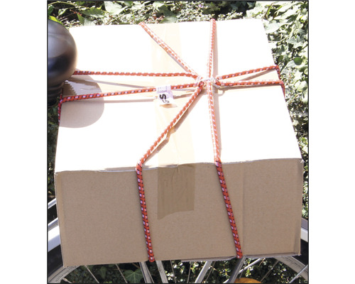 Ett paket av kartong, säkrat med ett gummiband