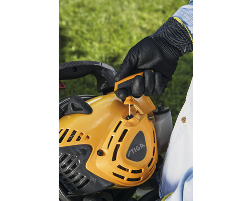 Manövrering av en Stiga häcksax med handskar