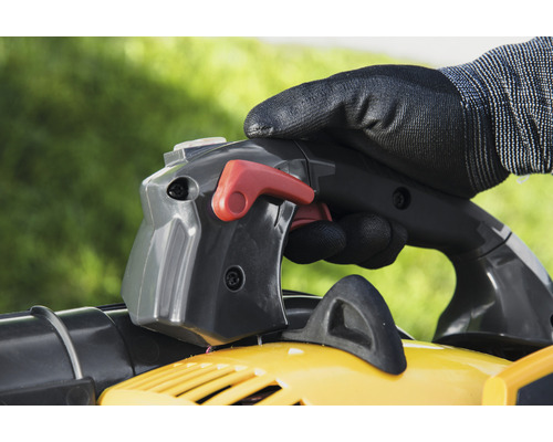 Användning av en gul lövsug med handskar