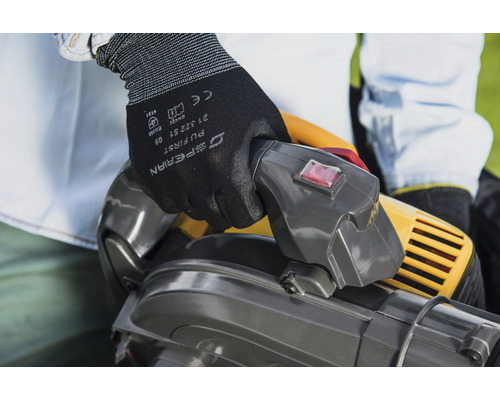 Person som använder lövsug med skyddshandskar