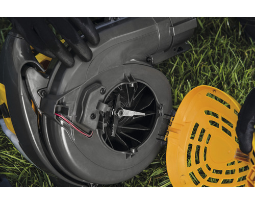 Demonterad hackare på gräsmatta med synligt rotorblad