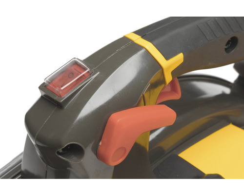 Detaljbild av strömbrytaren och handtaget på ett trädgårdsredskap