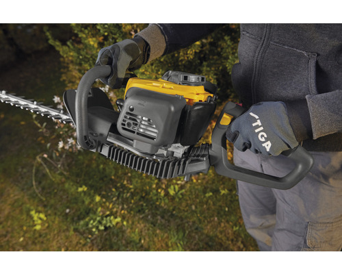 Person som håller en häcksax.