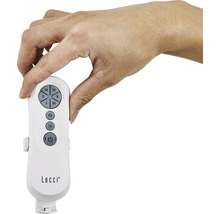 Hand håller Lucci takfläkt fjärrkontroll