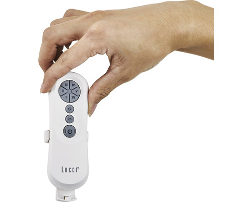 Hand håller Lucci takfläkt fjärrkontroll