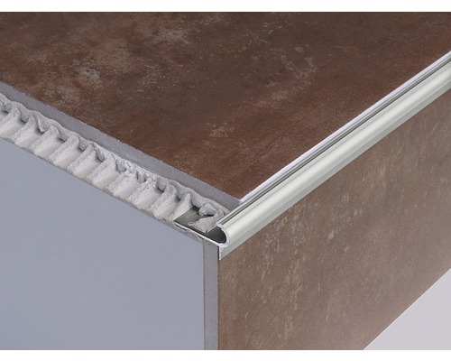 Kakelavslutningskant av metall på kakel