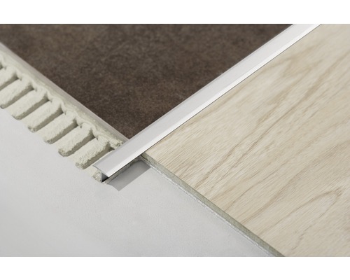 Detaljbild av en övergångsskena mellan två golvbeläggningar