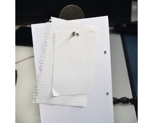 Anteckningar på papper fästa med häftstift