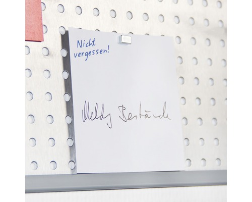 Verktygstavla med anteckning fäst med magnet