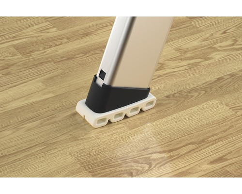 Detaljvy av en stegfots på ett trägolv.