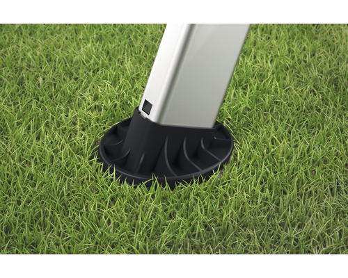 Detaljbild av en stolpfot på gräs