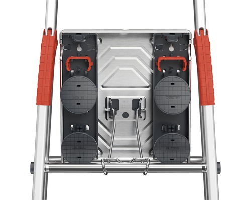 Detaljvy av en stege med plattform, fötter och säkerhetsbåge