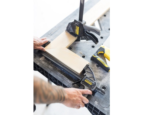 Träram fixeras med en skruvtving på en arbetsbänk