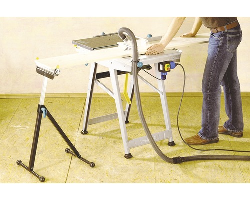 Bordsåg med utsugningsanordning och arbetsstyckesstöd i drift