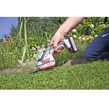 Batteridriven grässax används för gräsmatteskötsel i trädgården