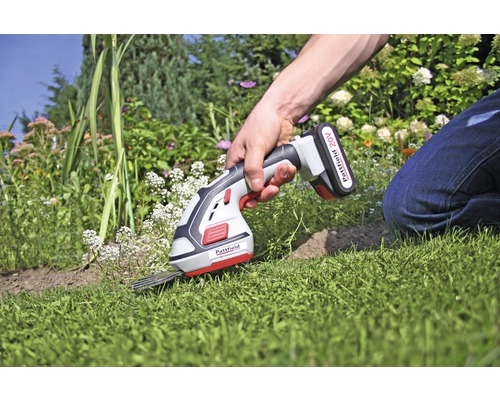 Batteridriven grässax används för gräsmatteskötsel i trädgården