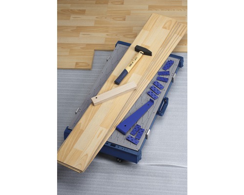 Verktyg och laminat på en golvläggningsvagn