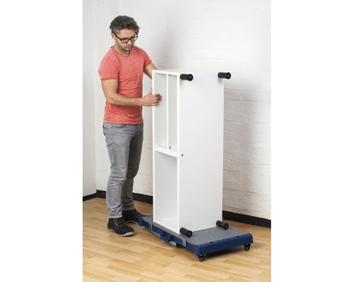 Man flyttar en vit hylla på en rullbräda.