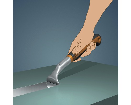 Hand använder glasskrapa för att rengöra ytor