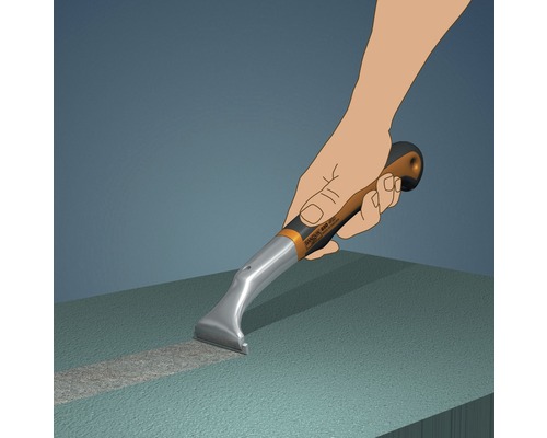 Hand med glasskrapa som tar bort färg eller limrester från en yta